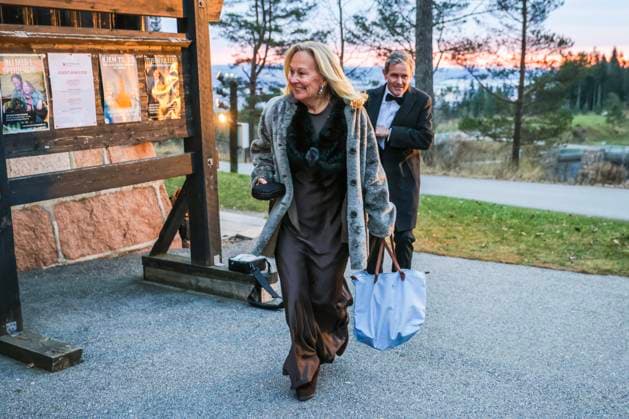 Holmenkollen kapell Oslo 20251115. Peter Ruzicka og Bente Lilian Holby Ruzicka ankommer Holmenkollen kapell og Stein Erik Hagen sitt giftemal med Bendik Skinningsrud. Foto: Amanda Pedersen Giske NTB Oslo Norge ScRpVEI96TE EDITORIAL USE ONLY Ref:ScRpVEI96TE.jpg Copyright: xAmandaxPedersenxGiskex xNTBx