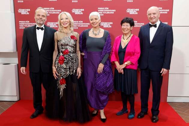 15.11.2025, Laudator Felix Klein, Preistraegerin Amy Gutmann, Museums-Direktorin Hetty Berg, Laudatorin Helga Nowotny, Preistraeger Daniel Zajfman, beim 24. Preis fuer Verstaendigung und Toleranz im Juedischen Museum in Berlin, Berlin Deutschland, Germany