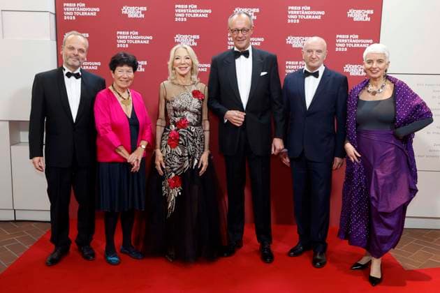 15.11.2025, Laudator Felix Klein,Laudatorin Helga Nowotny, Preistraegerin Amy Gutmann, Bundeskanzler Friedrich Merz, Preistraeger Daniel Zajfman, Museums-Direktorin Hetty Berg, beim 24. Preis fuer Verstaendigung und Toleranz im Juedischen Museum in Berlin, Berlin Deutschland, Germany