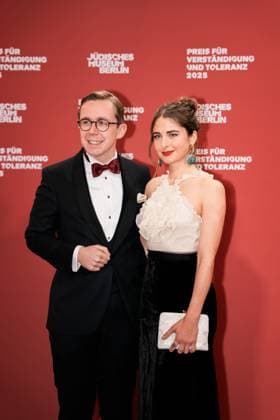 Deutschland, Kultur, Preis für Verständigung und Toleranz 2025 - Jüdisches Museum Berlin: Philipp Amthor (CDU) mit Partnerin Carlotta Voß Copyright: xJamesxZabelx