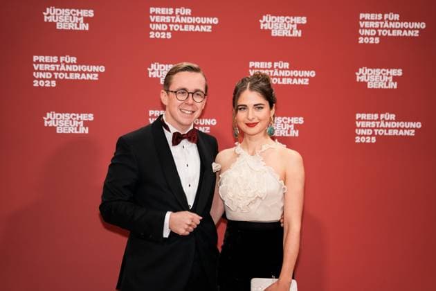 Deutschland, Kultur, Preis für Verständigung und Toleranz 2025 - Jüdisches Museum Berlin: Philipp Amthor (CDU) mit Partnerin Carlotta Voß Copyright: xJamesxZabelx