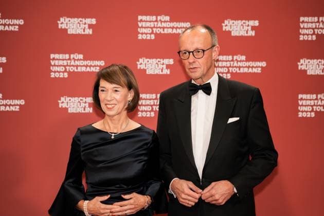 Deutschland, Kultur, Preis für Verständigung und Toleranz 2025 - Jüdisches Museum Berlin: Bundeskanzler Friedrich Merz (CDU) mit Frau Charlotte Merz Copyright: xJamesxZabelx