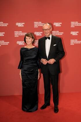 Deutschland, Kultur, Preis für Verständigung und Toleranz 2025 - Jüdisches Museum Berlin: Bundeskanzler Friedrich Merz (CDU) mit Frau Charlotte Merz Copyright: xJamesxZabelx