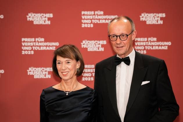 Deutschland, Kultur, Preis für Verständigung und Toleranz 2025 - Jüdisches Museum Berlin: Bundeskanzler Friedrich Merz (CDU) mit Frau Charlotte Merz Copyright: xJamesxZabelx