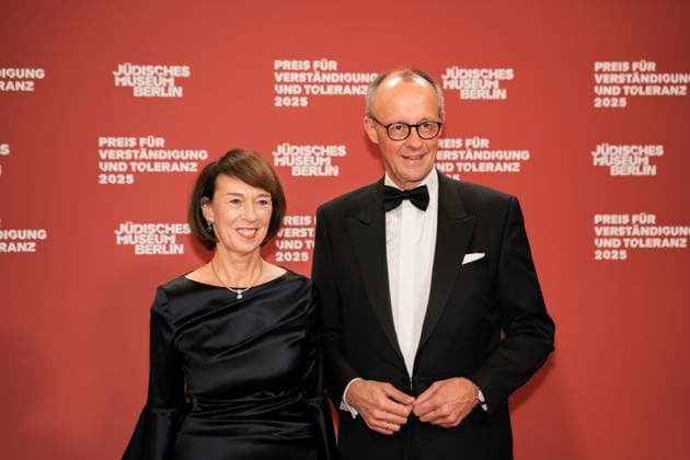 Deutschland, Kultur, Preis für Verständigung und Toleranz 2025 - Jüdisches Museum Berlin: Bundeskanzler Friedrich Merz (CDU) mit Frau Charlotte Merz Copyright: xJamesxZabelx