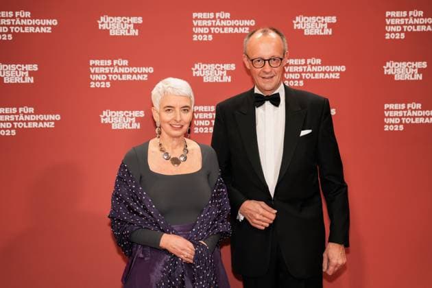 Deutschland, Kultur, Preis für Verständigung und Toleranz 2025 - Jüdisches Museum Berlin: Bundeskanzler Friedrich Merz (CDU) mit Hetty Berg, Direktorin des Jüdischen Museums Berlin Copyright: xJamesxZabelx