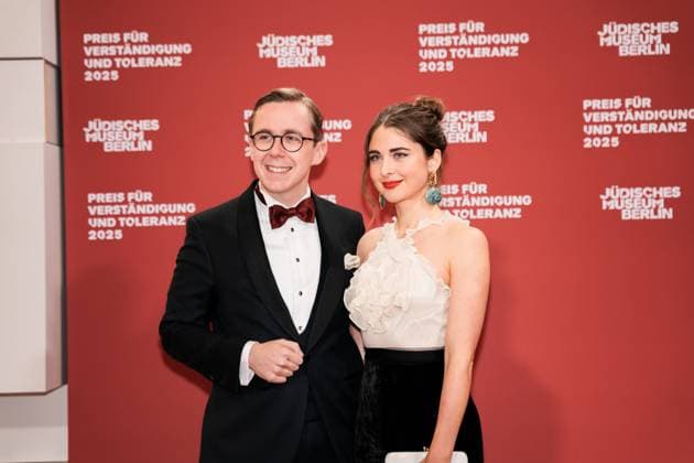 Deutschland, Kultur, Preis für Verständigung und Toleranz 2025 - Jüdisches Museum Berlin: Philipp Amthor (CDU) mit Partnerin Carlotta Voß Copyright: xJamesxZabelx