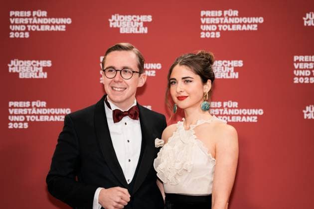 Deutschland, Kultur, Preis für Verständigung und Toleranz 2025 - Jüdisches Museum Berlin: Philipp Amthor (CDU) mit Partnerin Carlotta Voß Copyright: xJamesxZabelx