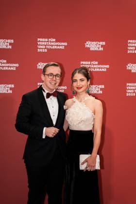 Deutschland, Kultur, Preis für Verständigung und Toleranz 2025 - Jüdisches Museum Berlin: Philipp Amthor (CDU) mit Partnerin Carlotta Voß Copyright: xJamesxZabelx