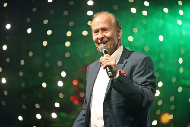 Deutsche Musiklegenden Der 29. Juli 1943 geborene Lothar Bernhard Walter, der unter seinem Künstlernamen Michael Holm als Schlagersänger und Filmschauspieler große Erfolge erzielte, singt zur Vorweihnachtszeit auf einer Bühne in Essen Steele auf dem dortigen Weihnachtsmarkt. Essen Nordrhein-Westfalen Deutschland Steele