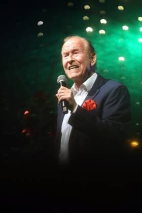 Deutsche Musiklegenden Der 29. Juli 1943 geborene Lothar Bernhard Walter, der unter seinem Künstlernamen Michael Holm als Schlagersänger und Filmschauspieler große Erfolge erzielte, singt zur Vorweihnachtszeit auf einer Bühne in Essen Steele auf dem dortigen Weihnachtsmarkt. Essen Nordrhein-Westfalen Deutschland Steele