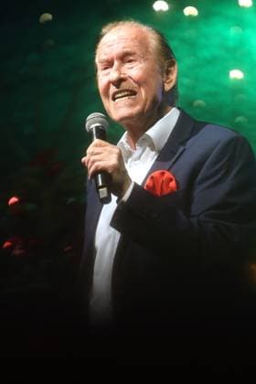 Deutsche Musiklegenden Der 29. Juli 1943 geborene Lothar Bernhard Walter, der unter seinem Künstlernamen Michael Holm als Schlagersänger und Filmschauspieler große Erfolge erzielte, singt zur Vorweihnachtszeit auf einer Bühne in Essen Steele auf dem dortigen Weihnachtsmarkt. Essen Nordrhein-Westfalen Deutschland Steele