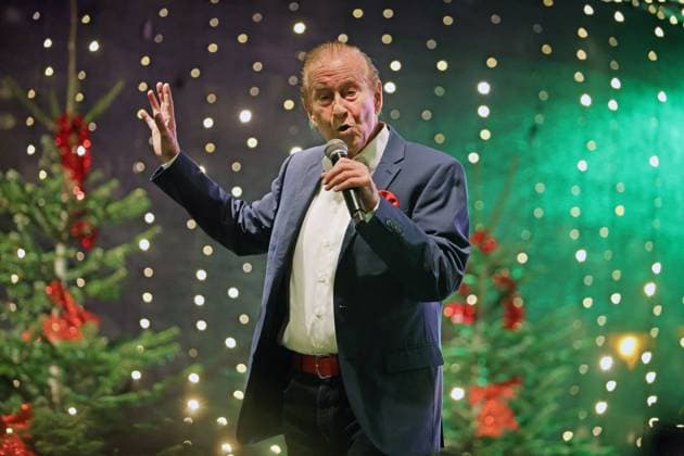 Deutsche Musiklegenden Der 29. Juli 1943 geborene Lothar Bernhard Walter, der unter seinem Künstlernamen Michael Holm als Schlagersänger und Filmschauspieler große Erfolge erzielte, singt zur Vorweihnachtszeit auf einer Bühne in Essen Steele auf dem dortigen Weihnachtsmarkt. Essen Nordrhein-Westfalen Deutschland Steele