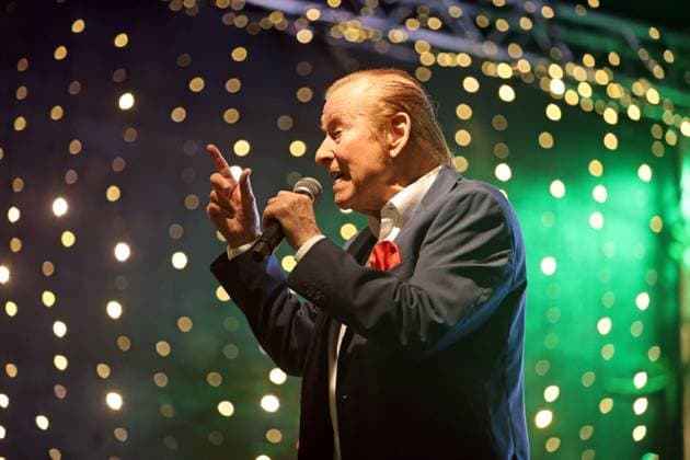 Deutsche Musiklegenden Der 29. Juli 1943 geborene Lothar Bernhard Walter, der unter seinem Künstlernamen Michael Holm als Schlagersänger und Filmschauspieler große Erfolge erzielte, singt zur Vorweihnachtszeit auf einer Bühne in Essen Steele auf dem dortigen Weihnachtsmarkt. Essen Nordrhein-Westfalen Deutschland Steele