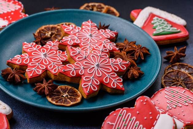 Lebkuchen, Weihnachtsgebäck oder Süßigkeiten für einen festlichen Familientisch. Weihnachtslebkuchen Lebkuchen, Weihnachtsgebäck oder Süßigkeiten für einen festlichen Familientisch. Weihnachtslebkuchen (License=RF) Copyright: xZoonar.com TetianaxChernykovax 24249762