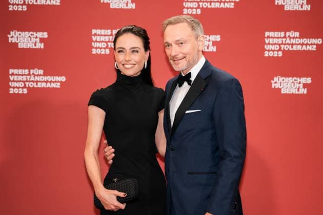 Deutschland, Kultur, Preis für Verständigung und Toleranz 2025 - Jüdisches Museum Berlin: Christian Lindner (FDP, Finanzminister a.D.) und Ehefrau Franca Lehfeldt *** Germany, Culture, Prize for Understanding and Tolerance 2025 Jewish Museum Berlin Christian Lindner FDP, former Minister of Finance and wife Franca Lehfeldt Copyright: xJamesxZabelx