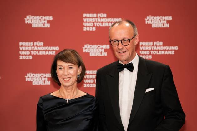 Deutschland, Kultur, Preis für Verständigung und Toleranz 2025 - Jüdisches Museum Berlin: Bundeskanzler Friedrich Merz (CDU) mit Frau Charlotte Merz Copyright: xJamesxZabelx
