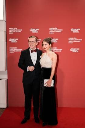 Deutschland, Kultur, Preis für Verständigung und Toleranz 2025 - Jüdisches Museum Berlin: Philipp Amthor (CDU) mit Partnerin Carlotta Voß Copyright: xJamesxZabelx