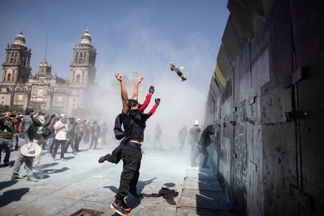 Gen Z demonstration in Mexico City MEXICO CITY, MEXICO - NOVEMBER 15: Demonstrators attempt to remove the metal security fences that protect the National Palace during the Gen Z demonstration in Mexico City, Mexico on November 15, 2025. Thousands of people gathered to take part in the Gen Z march against the Mexican government, while President Claudia Sheinbaum has in recent days questioned the legitimacy of the movement. Daniel Cardenas Anadolu Mexico City Mexico. Editorial use only. Please get in touch for any other usage.  Copyright: x2025xAnadoluxDanielxCardenasx