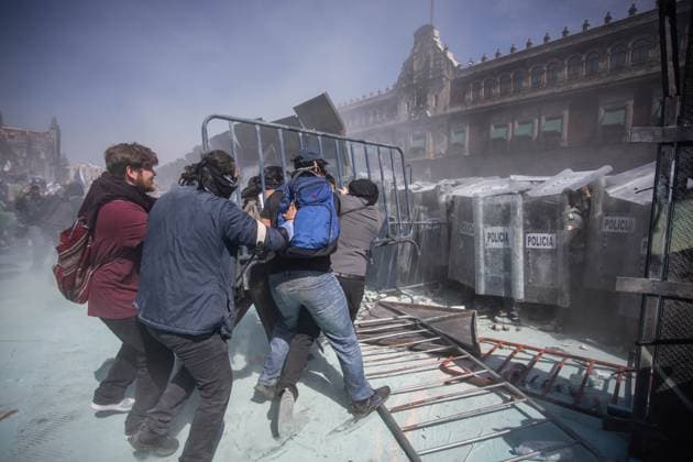 Gen Z demonstration in Mexico City MEXICO CITY, MEXICO - NOVEMBER 15: Demonstrators attempt to remove the metal security fences that protect the National Palace during the Gen Z demonstration in Mexico City, Mexico on November 15, 2025. Thousands of people gathered to take part in the Gen Z march against the Mexican government, while President Claudia Sheinbaum has in recent days questioned the legitimacy of the movement. Daniel Cardenas Anadolu Mexico City Mexico. Editorial use only. Please get in touch for any other usage.  Copyright: x2025xAnadoluxDanielxCardenasx