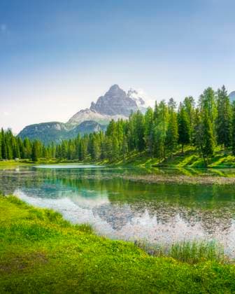 Der Antorno-See und die Drei Zinnen von Lavaredo im Hintergrund. Dolomiten Berge. Auronzo di Cadore, Provinz Belluno, Region Venetien, Italien, Europa. Lake Antorno and Three Peaks of Lavaredo mountains in the background. Dolomites mountains. Auronzo di Cadore, province of Belluno, Veneto region, Italy, Europe. (License=RF) Copyright: xZoonar.com StefanoxOrazzinix 24256047