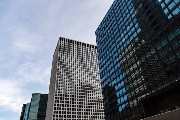 Moderne Architektur der Wolkenkratzer in der Innenstadt von Chicago vor einem blauen Himmel The towering buildings reflect the sky and other structures in the city center. Chicago, USA (License=RF) Copyright: xZoonar.com JuanxJimenezx 24258121