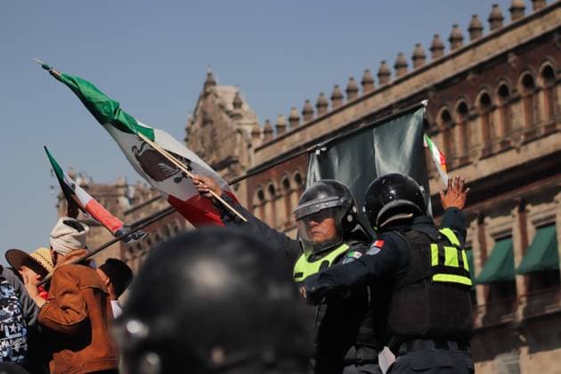 Riot police during the self-proclaimed Ã¢â‚¬ËœGen ZÃ¢â‚¬â ¢ demonstration against the Mexican government following the murder of Uruapan Mayor Carlos Manzola, while Mexico s President Claudia Sheinbaum has questioned the legitimacy of the movement in recent days. on November 15, 2025 in Mexico City, Mexico. Mexico City Mexico - ZUMAe321 20251115_zia_e321_021 Copyright: xCarlosxSantiagox