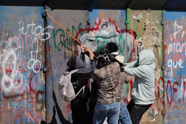 People riot during the self-proclaimed Ã¢â‚¬ËœGen ZÃ¢â‚¬â ¢ demonstration against the Mexican government following the murder of Uruapan Mayor Carlos Manzola, while Mexico s President Claudia Sheinbaum has questioned the legitimacy of the movement in recent days. on November 15, 2025 in Mexico City, Mexico. Mexico City Mexico - ZUMAe321 20251115_zia_e321_027 Copyright: xCarlosxSantiagox