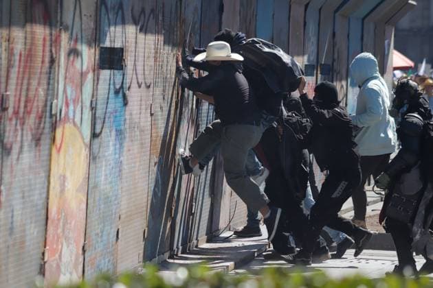 People riot during the self-proclaimed Ã¢â‚¬ËœGen ZÃ¢â‚¬â ¢ demonstration against the Mexican government following the murder of Uruapan Mayor Carlos Manzola, while Mexico s President Claudia Sheinbaum has questioned the legitimacy of the movement in recent days. on November 15, 2025 in Mexico City, Mexico. Mexico City Mexico - ZUMAe321 20251115_zia_e321_039 Copyright: xCarlosxSantiagox