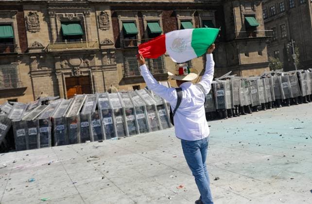 A person taking part during the Ã¢â‚¬ËœGen ZÃ¢â‚¬â ¢ demonstration at main square Zocalo against the Mexican government following the murder of Uruapan Mayor Carlos Manzola, while Mexico s President, Claudia Sheinbaum, has questioned the legitimacy of the movement in recent days . on November 15, 2025 in Mexico City, Mexico. Mexico City Mexico - ZUMAe321 20251115_zia_e321_054 Copyright: xIanxRoblesx