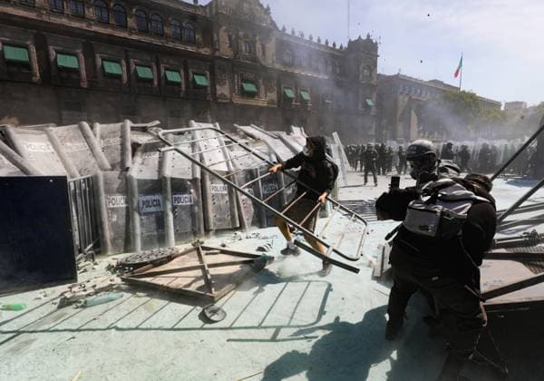 A person riots during the Ã¢â‚¬ËœGen ZÃ¢â‚¬â ¢ demonstration at main square Zocalo against the Mexican government following the murder of Uruapan Mayor Carlos Manzola, while Mexico s President, Claudia Sheinbaum, has questioned the legitimacy of the movement in recent days . on November 15, 2025 in Mexico City, Mexico. Mexico City Mexico - ZUMAe321 20251115_zia_e321_073 Copyright: xIanxRoblesx