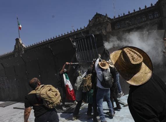 People are trying to tear down the barricades protecting the National Palace during Ã¢â‚¬ËœGen ZÃ¢â‚¬â ¢ demonstration at main square Zocalo against the Mexican government following the murder of Uruapan Mayor Carlos Manzola, while Mexico s President, Claudia Sheinbaum, has questioned the legitimacy of the movement in recent days . on November 15, 2025 in Mexico City, Mexico. Mexico City Mexico - ZUMAe321 20251115_zia_e321_089 Copyright: xIanxRoblesx