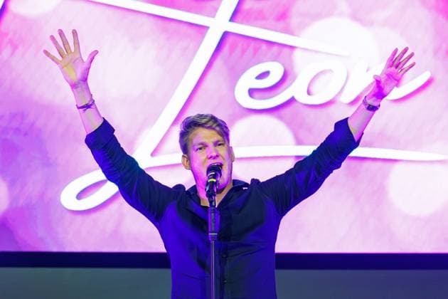 15.11.2025. Düsseldorf. Schlagersängerin Anna-Carina Woitschack bei ihrem Solokonzert Abenteuerlust im Düsseldorfer Schlager CafÃ in der Altstadt. Hier: Support-Act Robin Leon Düsseldorf Schlager CafÃ Nordrhein-Westfalen Deutschland