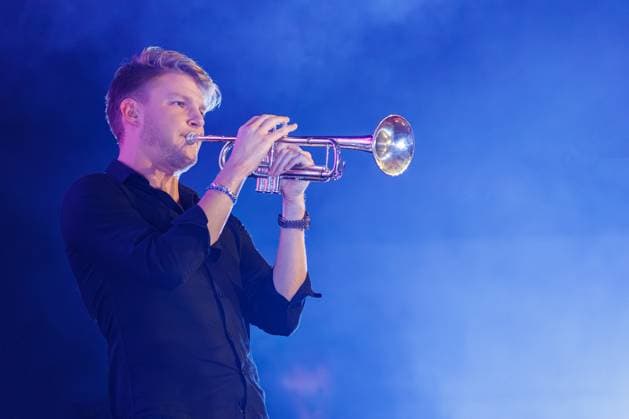 15.11.2025. Düsseldorf. Schlagersängerin Anna-Carina Woitschack bei ihrem Solokonzert Abenteuerlust im Düsseldorfer Schlager CafÃ in der Altstadt. Hier: Support-Act Robin Leon Düsseldorf Schlager CafÃ Nordrhein-Westfalen Deutschland