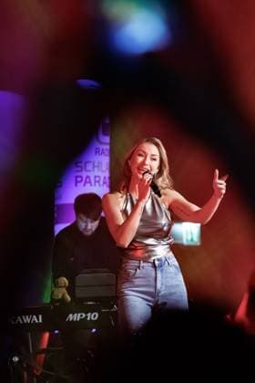 15.11.2025. Düsseldorf. Schlagersängerin Anna-Carina Woitschack bei ihrem Solokonzert Abenteuerlust im Düsseldorfer Schlager CafÃ in der Altstadt. Düsseldorf Schlager CafÃ Nordrhein-Westfalen Deutschland