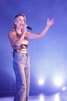 15.11.2025. Düsseldorf. Schlagersängerin Anna-Carina Woitschack bei ihrem Solokonzert Abenteuerlust im Düsseldorfer Schlager CafÃ in der Altstadt. Düsseldorf Schlager CafÃ Nordrhein-Westfalen Deutschland