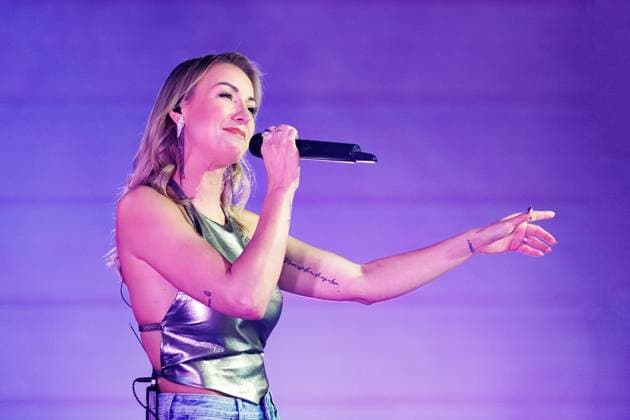15.11.2025. Düsseldorf. Schlagersängerin Anna-Carina Woitschack bei ihrem Solokonzert Abenteuerlust im Düsseldorfer Schlager CafÃ in der Altstadt. Düsseldorf Schlager CafÃ Nordrhein-Westfalen Deutschland