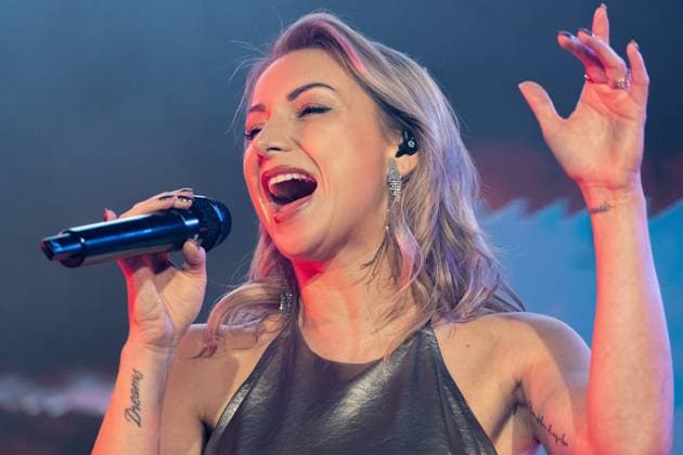 15.11.2025. Düsseldorf. Schlagersängerin Anna-Carina Woitschack bei ihrem Solokonzert Abenteuerlust im Düsseldorfer Schlager CafÃ in der Altstadt. Düsseldorf Schlager CafÃ Nordrhein-Westfalen Deutschland