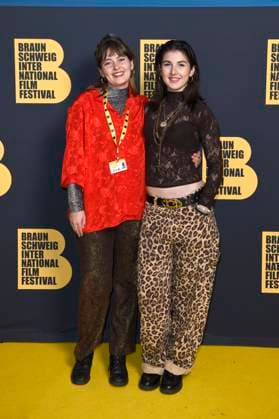 Sorina Gajewski und Bella Lochmann bei der Preisverleihung vom 39. Braunschweig International Film Festival im Staatstheater. Braunschweig, 15.11.2025