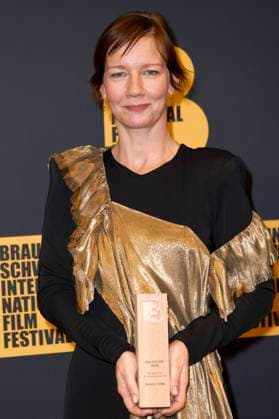 Sandra Hüller mit dem Hauptpreis Die Europa bei der Preisverleihung vom 39. Braunschweig International Film Festival im Staatstheater. Braunschweig, 15.11.2025