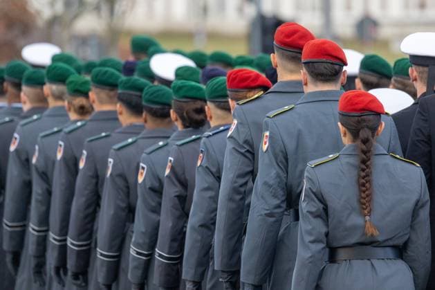 Bundeswehr bekommt Problem um sexuelles Fehlverhalten nicht in den Griff, Symbolbilder Bundeswehrsoldaten des Wachbataillon beim feierlichen Geloebnis anlaesslich 70 Jahre Bundeswehr in Berlin, 12.11.2025. Berlin Deutschland Copyright: xKiraxGraapx