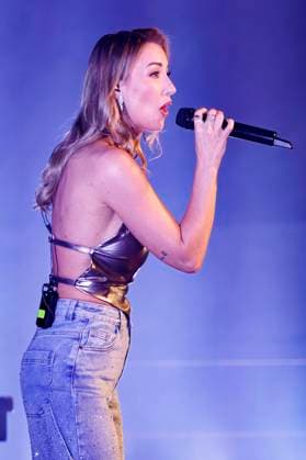 Anna-Carina Woitschack live bei einem Konzert der Abenteuerlust -Tour im Schlager Cafe. Düsseldorf, 15.11.2025