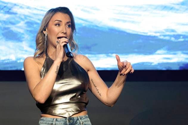 Anna-Carina Woitschack live bei einem Konzert der Abenteuerlust -Tour im Schlager Cafe. Düsseldorf, 15.11.2025