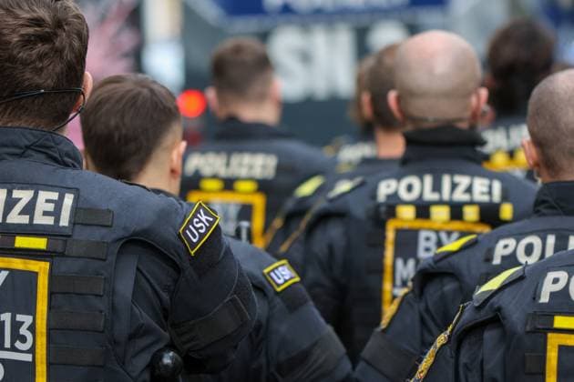 Leipzig Rund 8.000 Fußballfans demonstrieren in Leipzig: Polizei spricht von friedlichem Aufzug 16.11.2025 ab 11.30 Uhr Leipzig, Stadtgebiet Fotograf: EHL Media Etwa 8.000 Fans aus 38 Vereinen haben am Sonntag in Leipzig gegen geplante Sicherheitsverschärfungen im Fußball protestiert. Der Demonstrationszug setzte sich am Mittag vom Richard-Wagner-Platz aus in Bewegung und verlief laut Polizei weitgehend friedlich. Viele Teilnehmer kamen in Vereinsfarben, trugen Fahnen und Banner, Verstöße wurden kaum registriert. Die Polizei war mit einem Großaufgebot und Unterstützung aus mehreren Bundesländern im Einsatz, die Bundespolizei sicherte die Anreise am Hauptbahnhof. Anlass für die Demonstration ist das Länderspiel der deut Copyright: xEHLxMediax 20251116_fandemo-leipzig-6_10