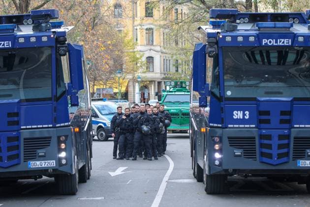 Leipzig Rund 8.000 Fußballfans demonstrieren in Leipzig: Polizei spricht von friedlichem Aufzug 16.11.2025 ab 11.30 Uhr Leipzig, Stadtgebiet Fotograf: EHL Media Etwa 8.000 Fans aus 38 Vereinen haben am Sonntag in Leipzig gegen geplante Sicherheitsverschärfungen im Fußball protestiert. Der Demonstrationszug setzte sich am Mittag vom Richard-Wagner-Platz aus in Bewegung und verlief laut Polizei weitgehend friedlich. Viele Teilnehmer kamen in Vereinsfarben, trugen Fahnen und Banner, Verstöße wurden kaum registriert. Die Polizei war mit einem Großaufgebot und Unterstützung aus mehreren Bundesländern im Einsatz, die Bundespolizei sicherte die Anreise am Hauptbahnhof. Anlass für die Demonstration ist das Länderspiel der deut Copyright: xEHLxMediax 20251116_fandemo-leipzig-6_11