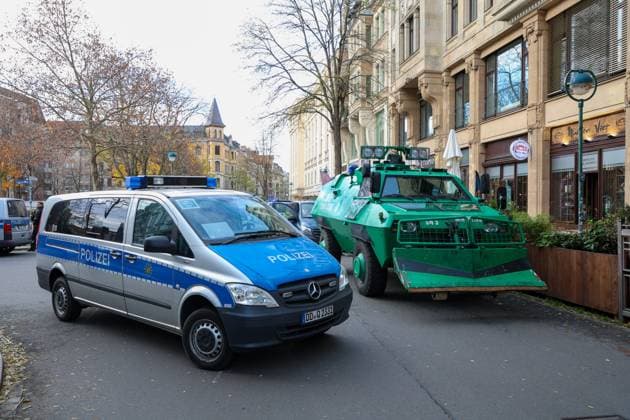 Leipzig Rund 8.000 Fußballfans demonstrieren in Leipzig: Polizei spricht von friedlichem Aufzug 16.11.2025 ab 11.30 Uhr Leipzig, Stadtgebiet Fotograf: EHL Media Etwa 8.000 Fans aus 38 Vereinen haben am Sonntag in Leipzig gegen geplante Sicherheitsverschärfungen im Fußball protestiert. Der Demonstrationszug setzte sich am Mittag vom Richard-Wagner-Platz aus in Bewegung und verlief laut Polizei weitgehend friedlich. Viele Teilnehmer kamen in Vereinsfarben, trugen Fahnen und Banner, Verstöße wurden kaum registriert. Die Polizei war mit einem Großaufgebot und Unterstützung aus mehreren Bundesländern im Einsatz, die Bundespolizei sicherte die Anreise am Hauptbahnhof. Anlass für die Demonstration ist das Länderspiel der deut Copyright: xEHLxMediax 20251116_fandemo-leipzig-6_7