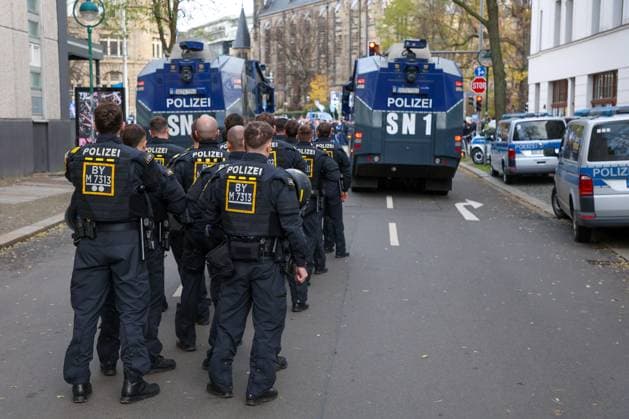 Leipzig Rund 8.000 Fußballfans demonstrieren in Leipzig: Polizei spricht von friedlichem Aufzug 16.11.2025 ab 11.30 Uhr Leipzig, Stadtgebiet Fotograf: EHL Media Etwa 8.000 Fans aus 38 Vereinen haben am Sonntag in Leipzig gegen geplante Sicherheitsverschärfungen im Fußball protestiert. Der Demonstrationszug setzte sich am Mittag vom Richard-Wagner-Platz aus in Bewegung und verlief laut Polizei weitgehend friedlich. Viele Teilnehmer kamen in Vereinsfarben, trugen Fahnen und Banner, Verstöße wurden kaum registriert. Die Polizei war mit einem Großaufgebot und Unterstützung aus mehreren Bundesländern im Einsatz, die Bundespolizei sicherte die Anreise am Hauptbahnhof. Anlass für die Demonstration ist das Länderspiel der deut Copyright: xEHLxMediax 20251116_fandemo-leipzig-6_9