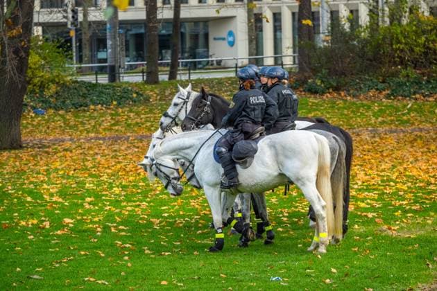 Große Fußballfandemo in Leipzig: Über 10.000 Fans setzen ein Zeichen Leipzig hat am Wochenende eine der größten Fußballfandemos der vergangenen Jahre erlebt. Mehr als 10.000 Anhänger aus nahezu allen großen Vereinen zogen geschlossen über den Innenstadtring, um auf die wachsende Unzufriedenheit mit sicherheitspolitischen Entscheidungen aufmerksam zu machen. Die Demonstration war lange angekündigt und mobilisierte bundesweit Ultras, Fanclubs, Familien und Gelegenheitsbesucher, die sich gemeinsam für eine vielfältige und selbstbestimmte Fankultur einsetzen wollten. Die Stadt war über Stunden von einem bunten, lautstarken und bisher friedlichen Zug geprägt. Ein umfangreiches Polizeiaufgebot begleitete die Route mit Einheiten au