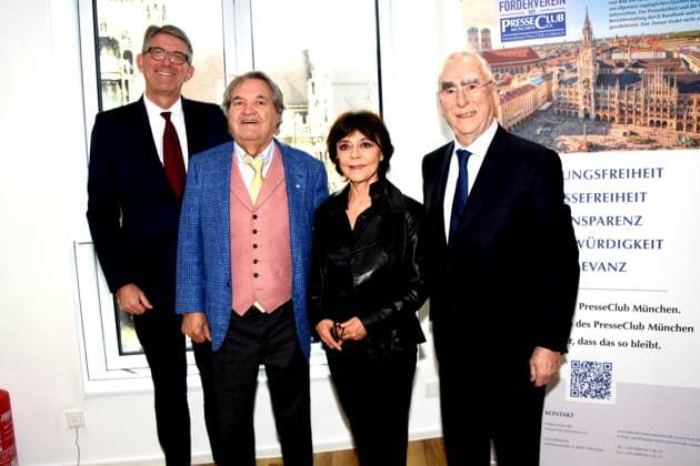 Dr. Wolfram Weimer Bundeskulturminister Helmut Markwort Focus Gruender Simone Rethel Schauspielerin Dr Theo Waigl Bundesminister a.D Muenchen 16. 11.2025 Presseclub Muenchen Matinee: Die Kunst des guten Alterns: Buchvorstellung Goldene Jahre mit Dr Theo Weigl Bundesminister a.D. Bundeskulturminister Dr. Wolfram Weimer und drei Prominenten ueber 75: Helmut Markwort, Simone Rethel Foto Bernd Lindenthaler Muenchen