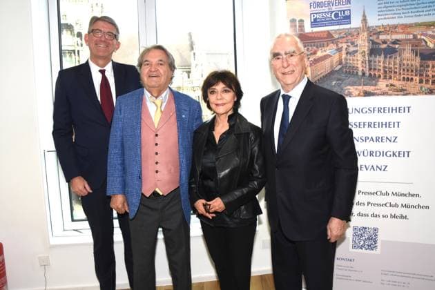 Dr. Wolfram Weimer Bundeskulturminister Helmut Markwort Focus Gruender Simone Rethel Schauspielerin Dr Theo Waigl Bundesminister a.D Muenchen 16. 11.2025 Presseclub Muenchen Matinee: Die Kunst des guten Alterns: Buchvorstellung Goldene Jahre mit Dr Theo Weigl Bundesminister a.D. Bundeskulturminister Dr. Wolfram Weimer und drei Prominenten ueber 75: Helmut Markwort, Simone Rethel Foto Bernd Lindenthaler Muenchen